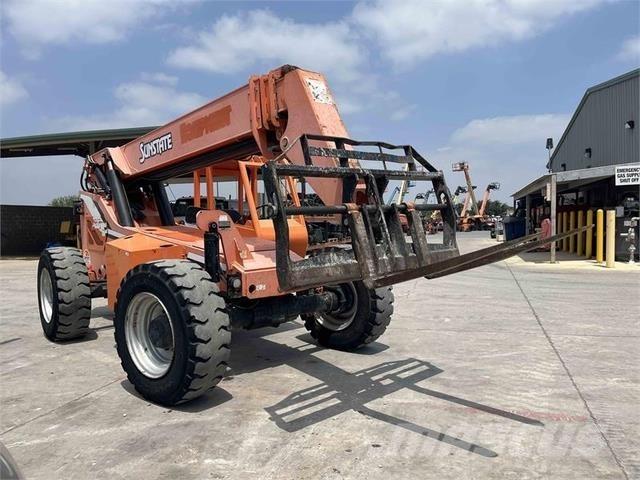 SkyTrak 8042 伸縮臂操作車