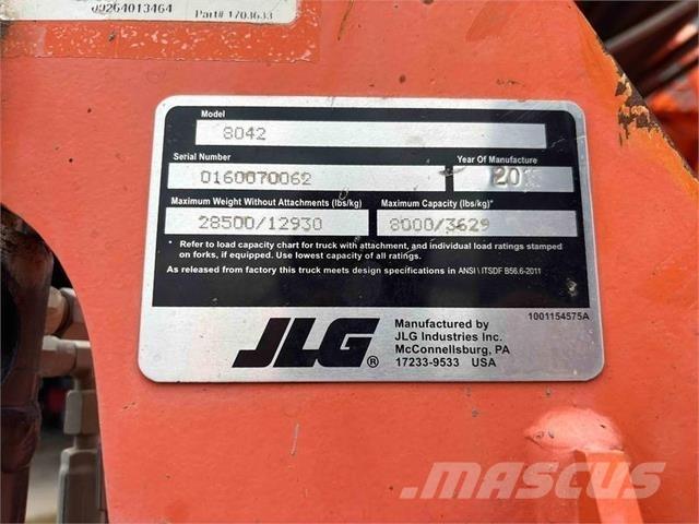 SkyTrak 8042 伸縮臂操作車
