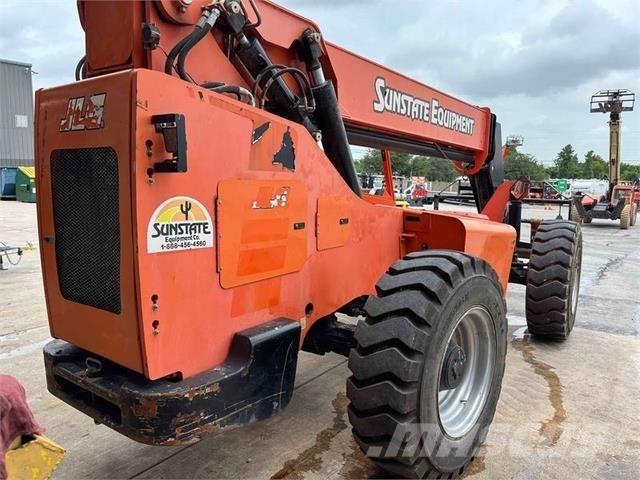 SkyTrak 8042 伸縮臂操作車