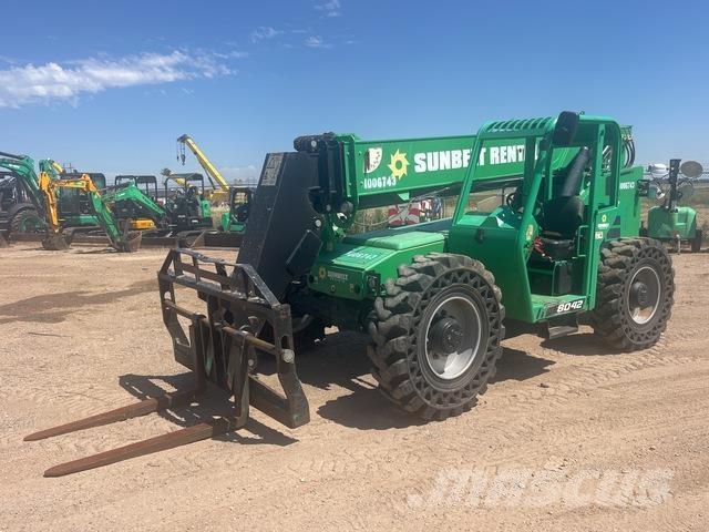 SkyTrak 8042 伸縮臂操作車