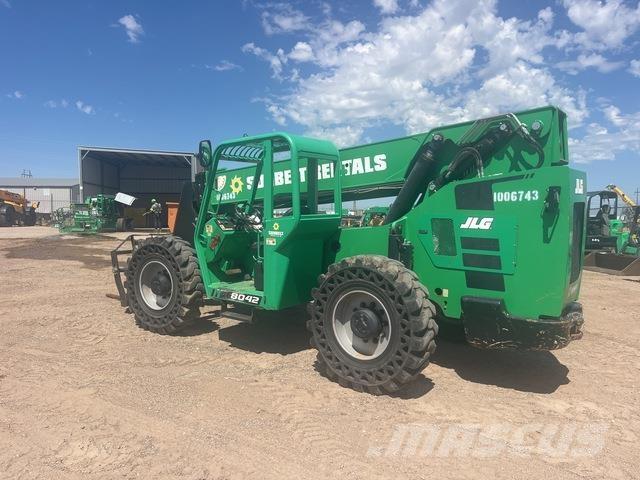 SkyTrak 8042 伸縮臂操作車