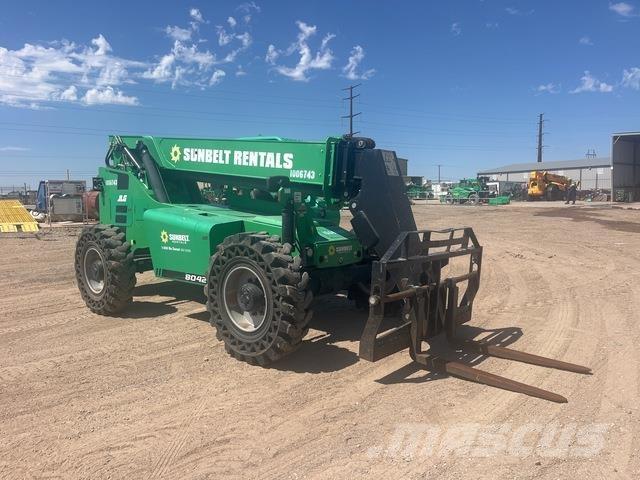 SkyTrak 8042 伸縮臂操作車