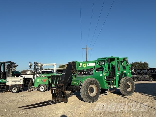 SkyTrak 8042 伸縮臂操作車