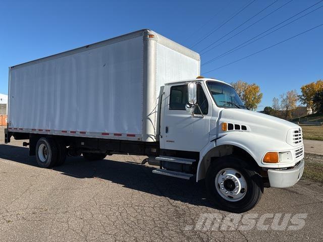 Sterling M7500 貨箱式卡車