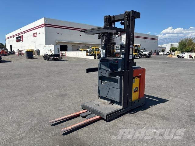 Toyota 8BPU15 中端式裝載機