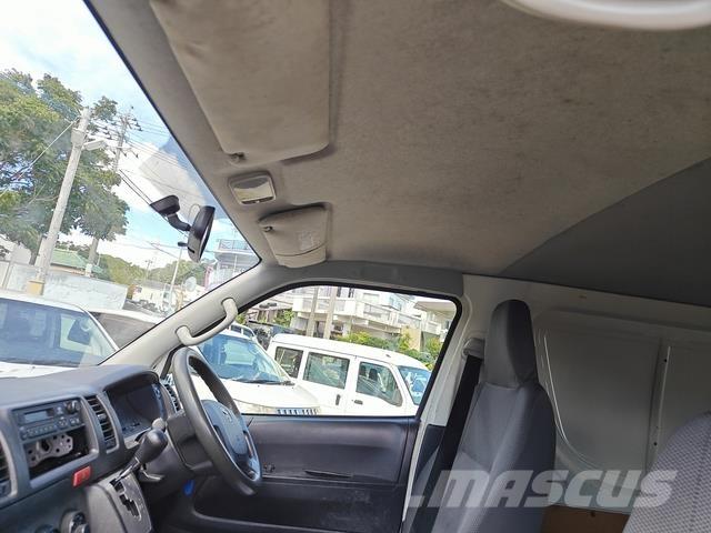 Toyota Hiace 迷你巴士