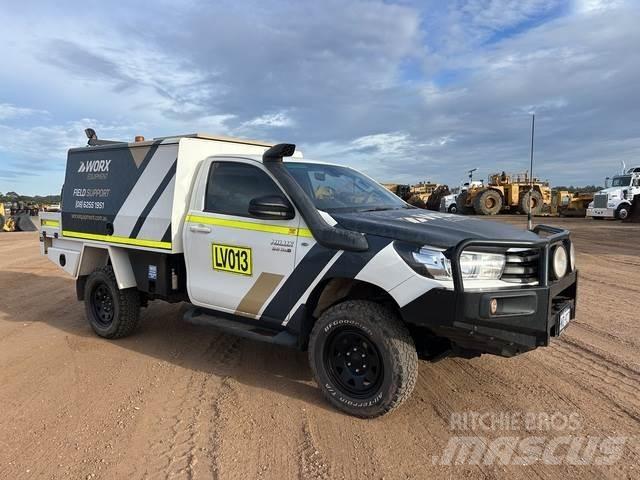 Toyota HiLux 皮卡.傳統半斗卡車/側卸板
