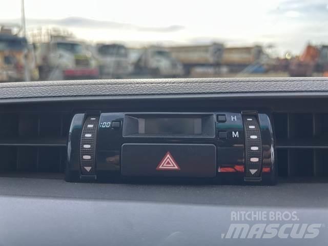 Toyota HiLux 皮卡.傳統半斗卡車/側卸板