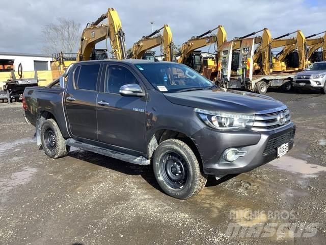 Toyota HiLux 皮卡.傳統半斗卡車/側卸板