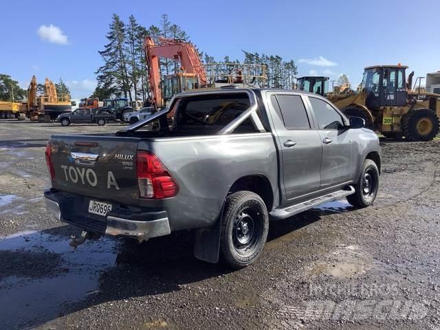 Toyota HiLux 皮卡.傳統半斗卡車/側卸板