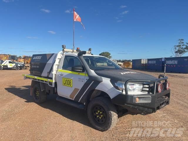 Toyota Hilux 皮卡.傳統半斗卡車/側卸板