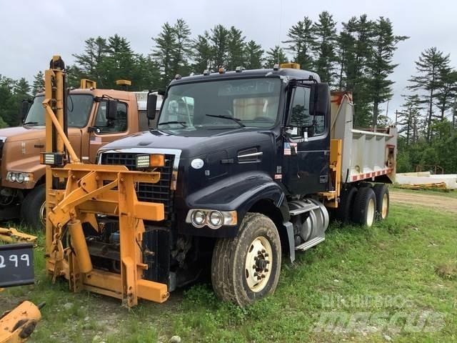 Volvo BM VHD 刮雪板和犁