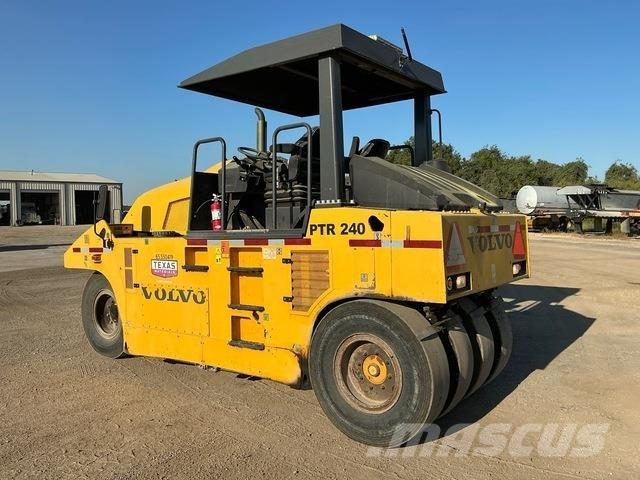 Volvo PTR240 膠輪滾壓機
