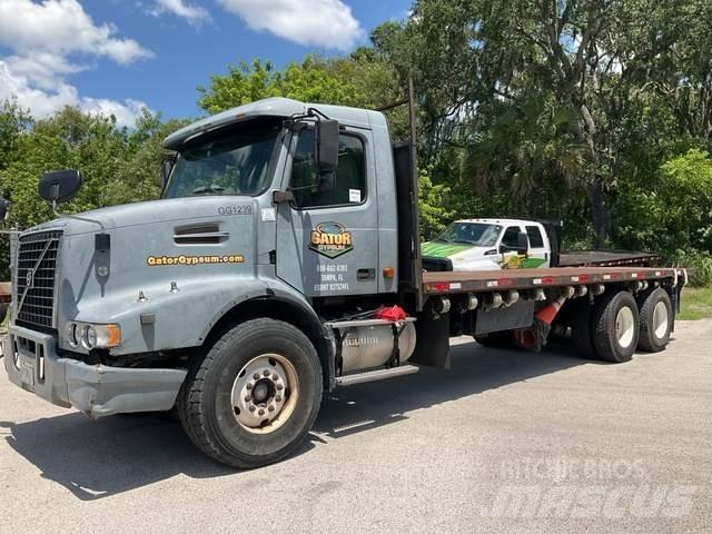 Volvo VHD 平板式/側卸式卡車