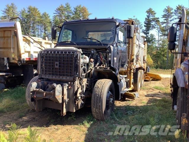 Volvo VHD 刮雪板和犁