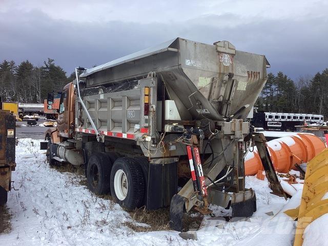 Volvo VHD 刮雪板和犁