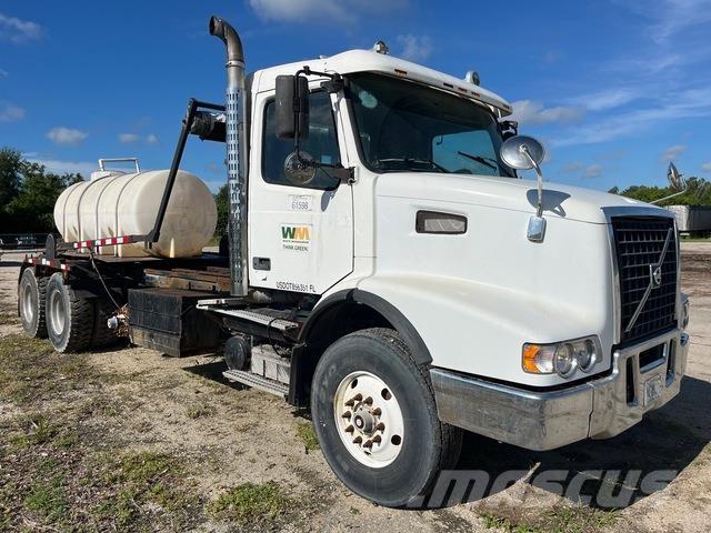 Volvo VHD64 裝載運輸卡車