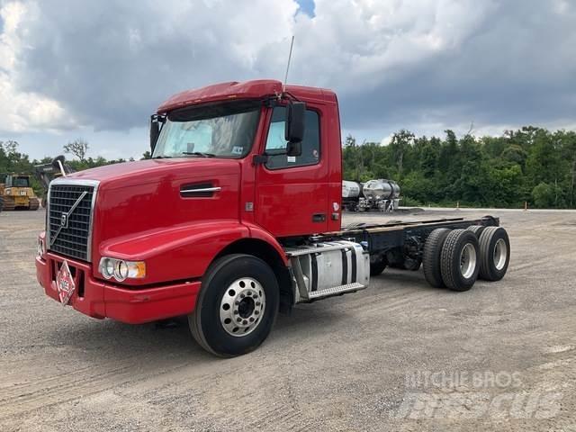 Volvo VHD64B 駕駛室與內部