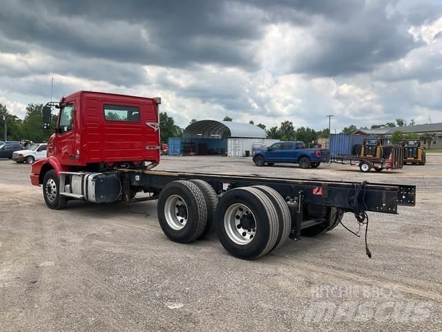 Volvo VHD64B 駕駛室與內部