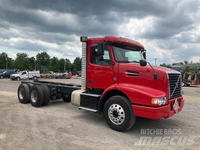 Volvo VHD64B 駕駛室與內部