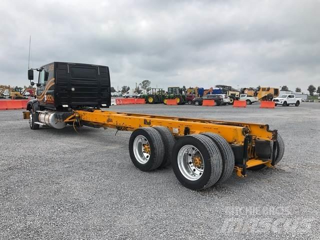 Volvo VHD64F 駕駛室與內部