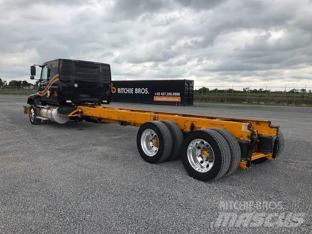 Volvo VHD64F 駕駛室與內部