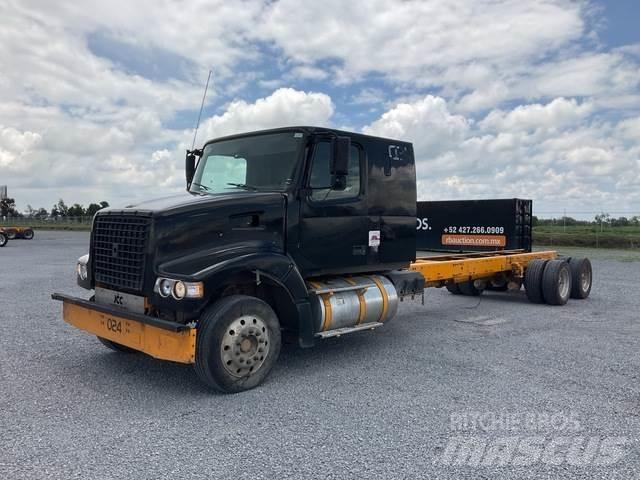 Volvo VHD64F 駕駛室與內部