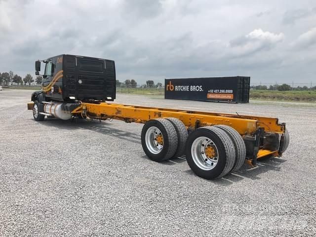 Volvo VHD64F 駕駛室與內部