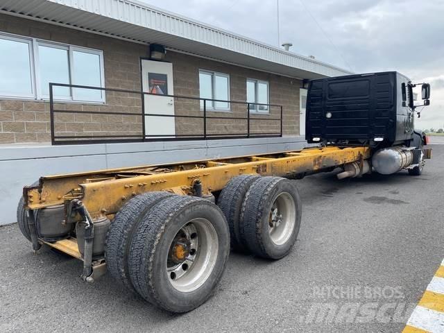Volvo VHD64F 駕駛室與內部