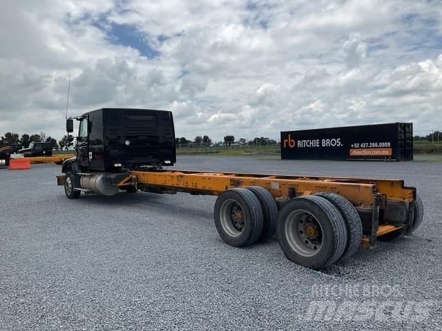 Volvo VHD64F 駕駛室與內部