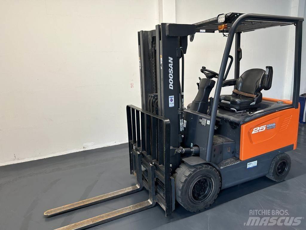 Doosan B25S-7 電動堆高機