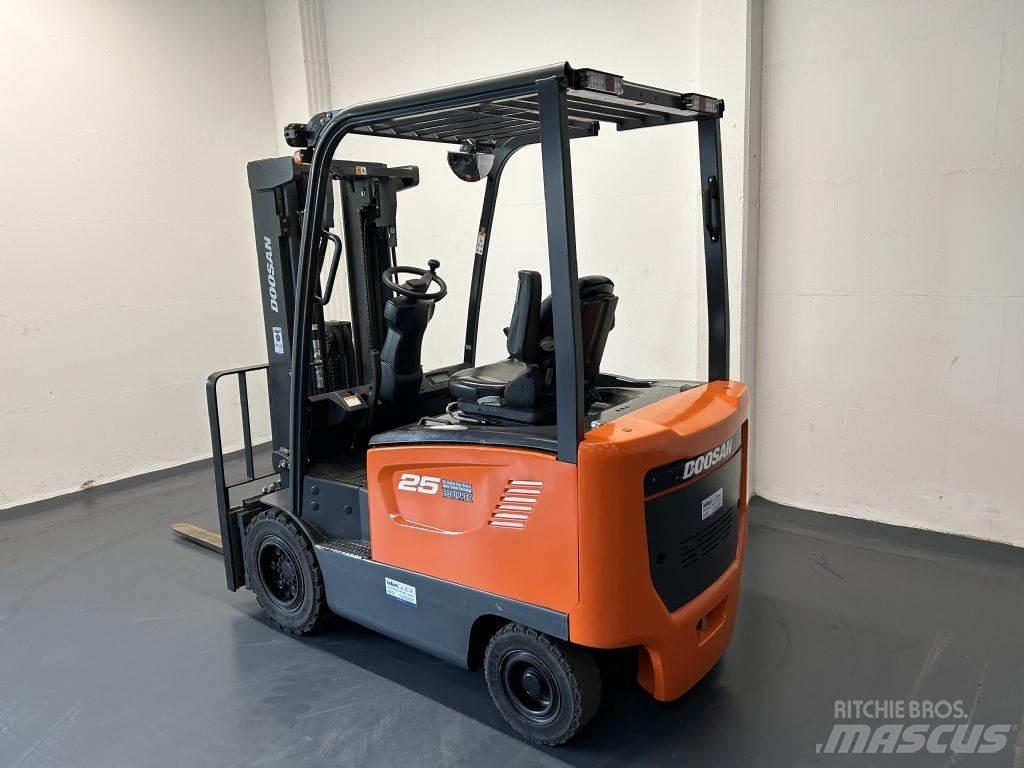 Doosan B25S-7 電動堆高機