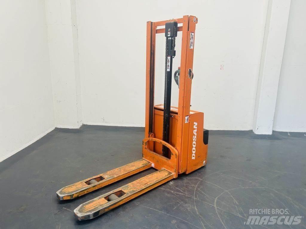 Doosan LEDS12.5C 行走控制式堆積機