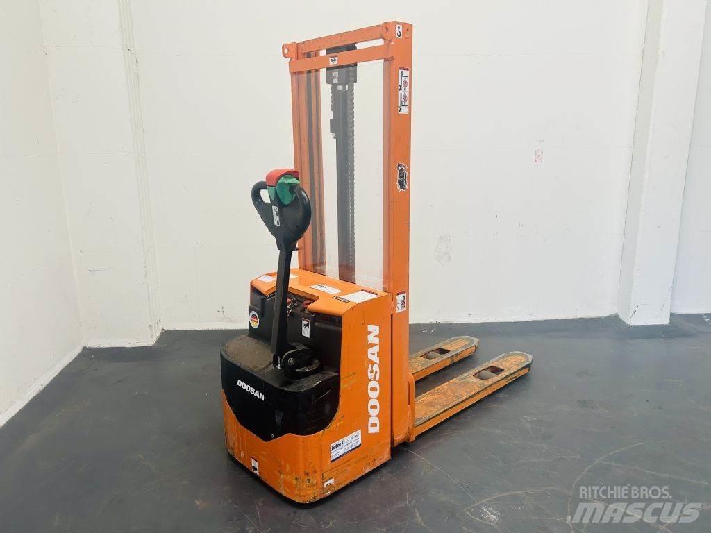 Doosan LEDS12.5C 行走控制式堆積機