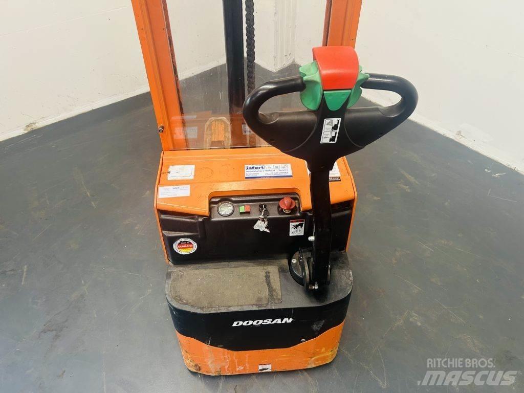 Doosan LEDS12.5C 行走控制式堆積機
