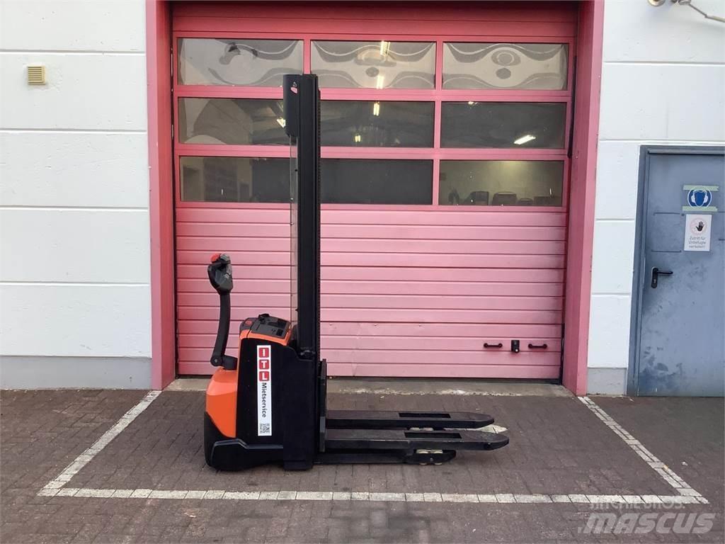 Toyota SWE120 行走控制式堆積機