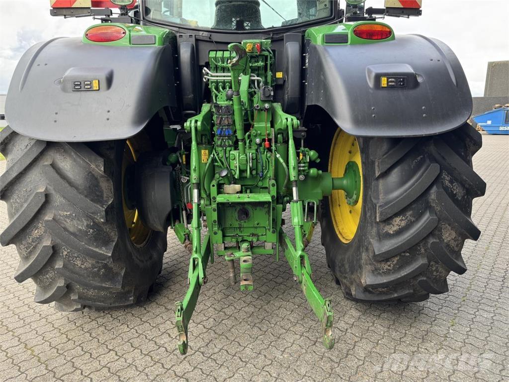 John Deere 6215R 曳引機