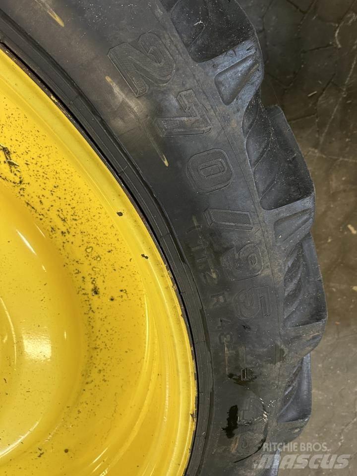 John Deere 740I 牽引式噴霧機