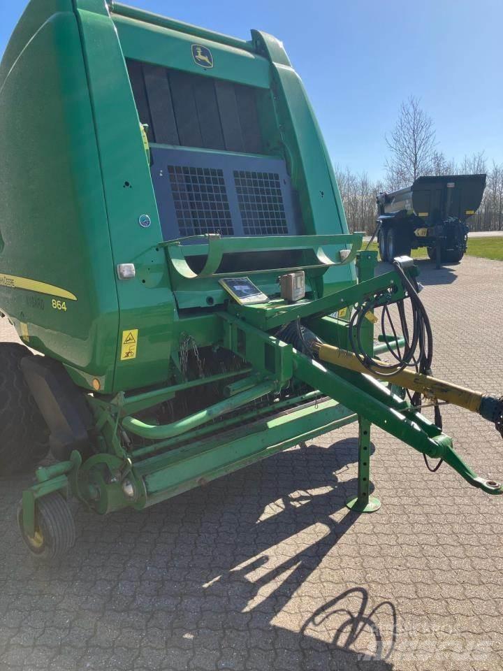 John Deere 864 圓型牧草打包機