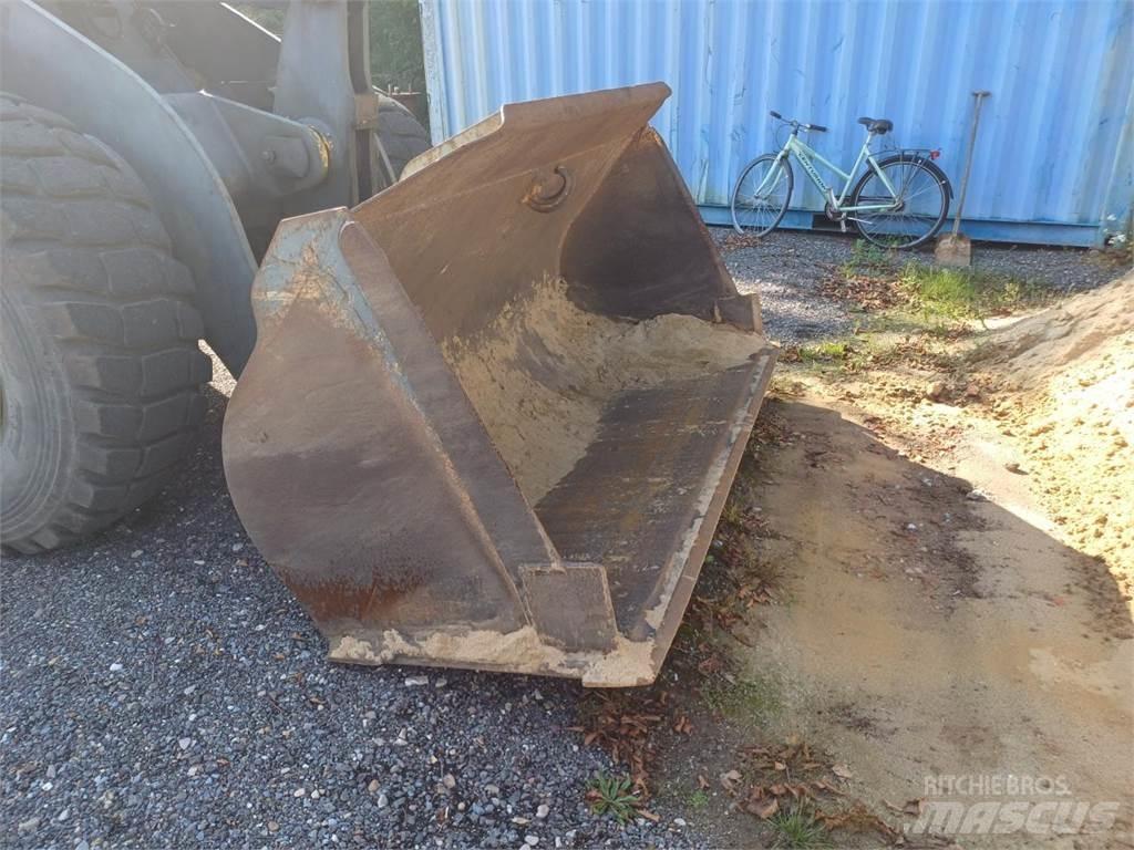 Komatsu WA270 輪胎式裝載機