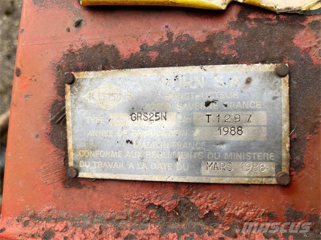 Kuhn GSR 25 N 耙與翻草機