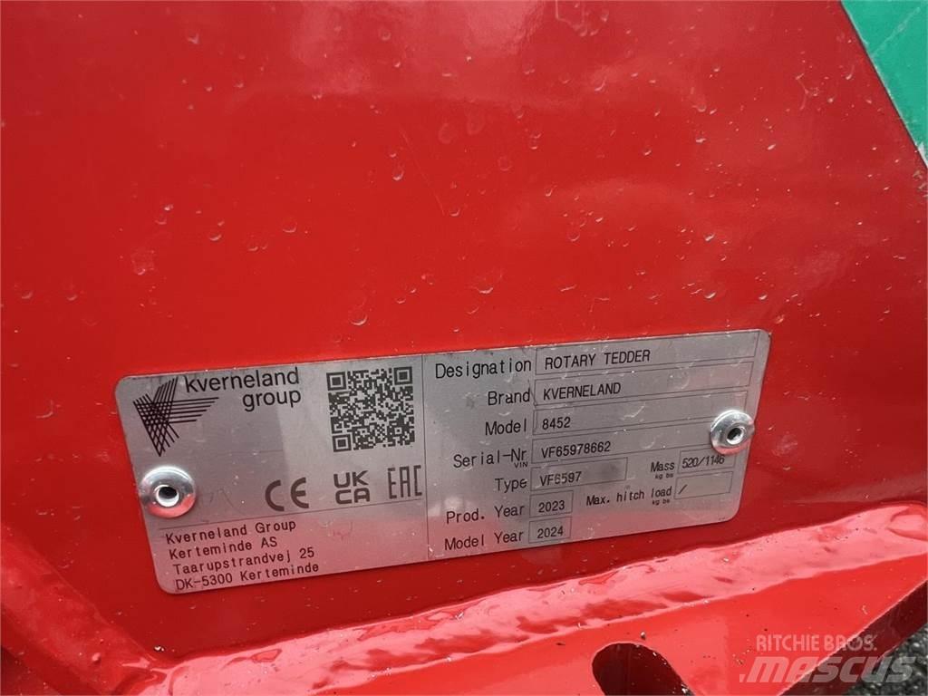 Kverneland 8452 耙與翻草機