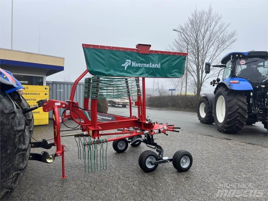 Kverneland 9542 耙與翻草機