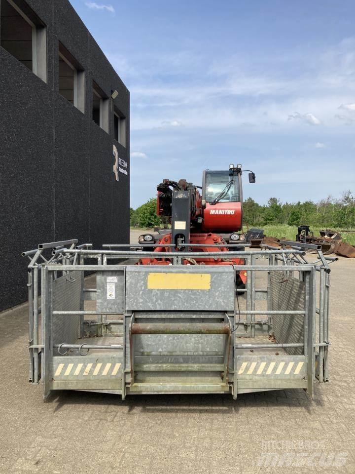 Manitou MRT2540 伸縮臂操作車