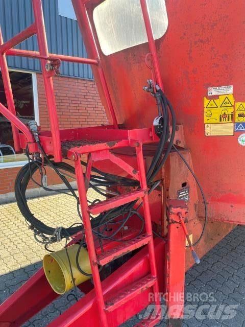 Trioliet 2400 L 青飼料搬運車