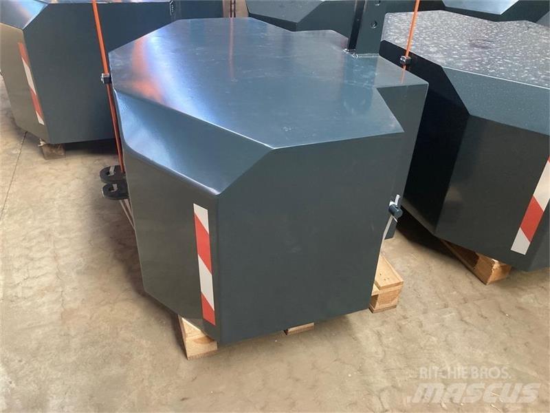  - - -  1800 KG 前配重塊
