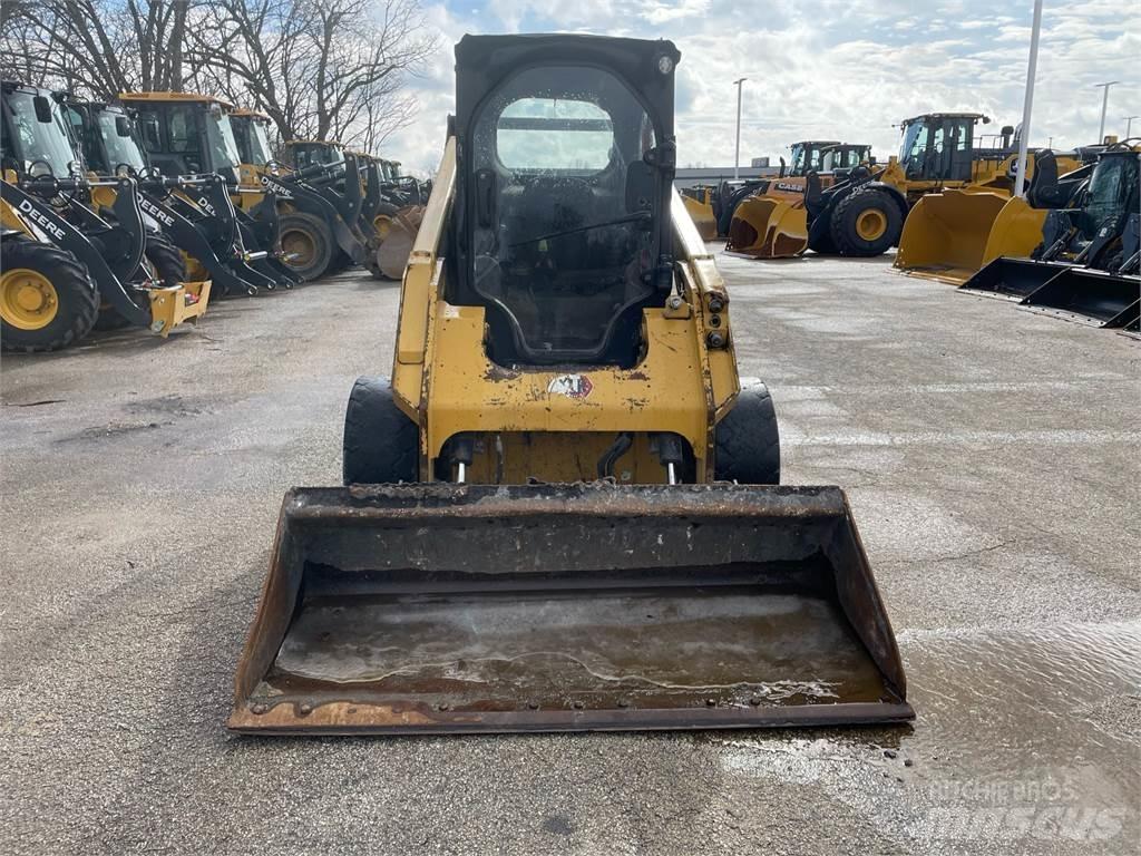 CAT 262D3 滑移轉向裝載機