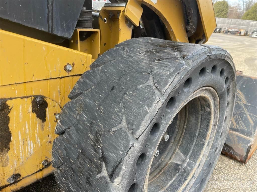 CAT 262D3 滑移轉向裝載機