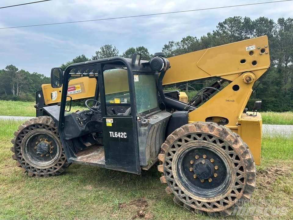 CAT TL642C 伸縮臂操作車