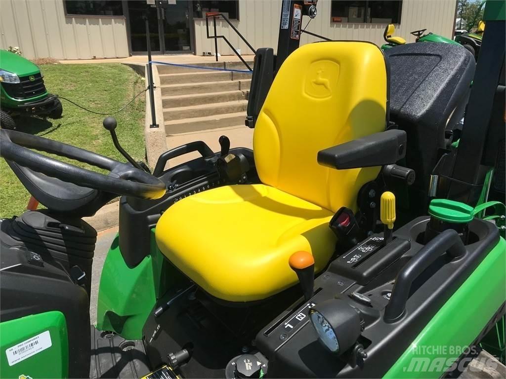 John Deere 2025R 小型曳引機